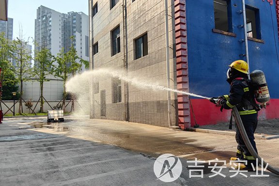 资阳消防组织见习消防员开展灭火救援技能操训练